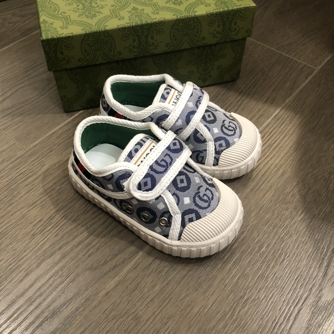 Children's shoes child